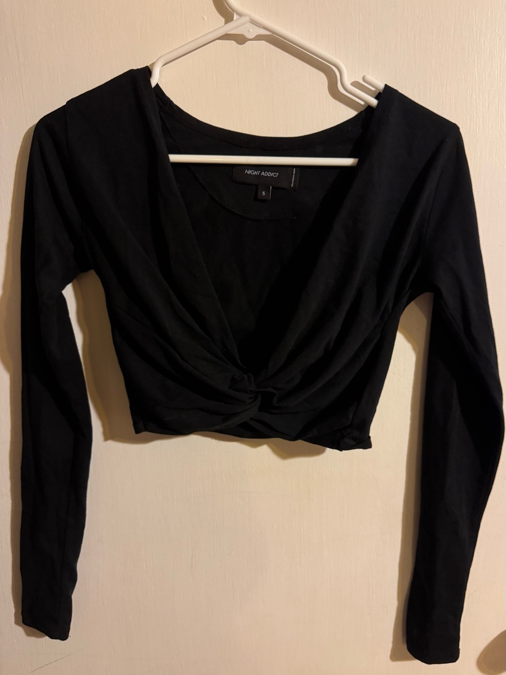 ✨ 3 for 18$✨ Black Long-Sleeve Twist Front Crop Top